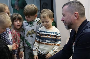 Wieluń: Biblioteka Miejska zaprosiła dzieci na spotkanie z fotografem Piotrem Pabisiakiem